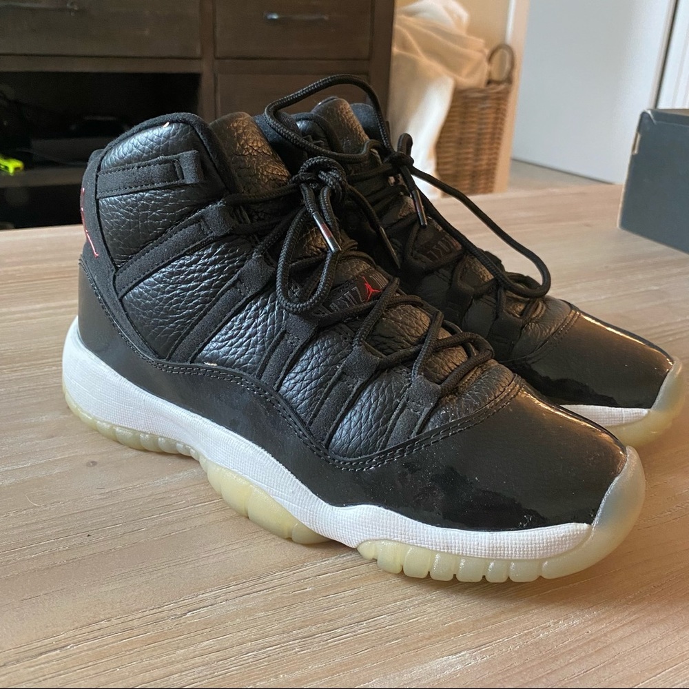 Air Jordan 11 Retro. 5.5 Y / 7 W